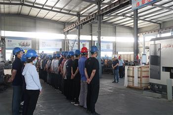 金鋒鋸業(yè)召開帶鋸床生產現(xiàn)場質檢會